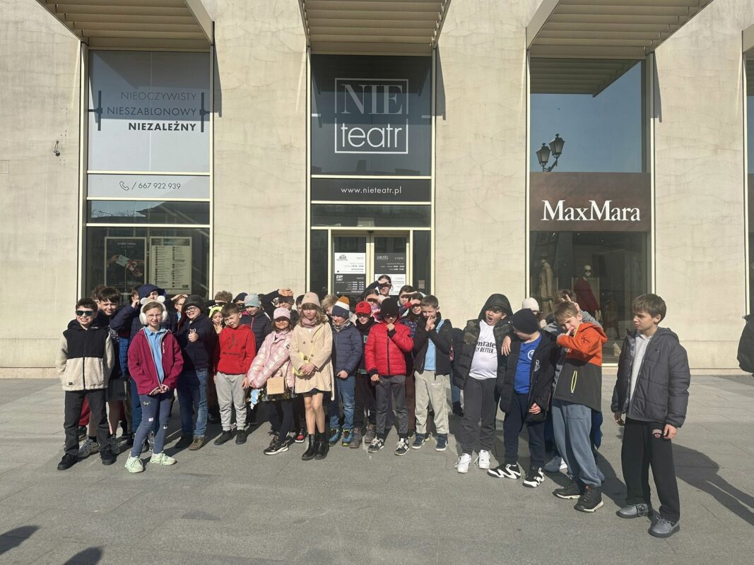 Wyjście kl. 3 i 4 KSP na spektakl p.t. „Detektyw Pozytywka”.