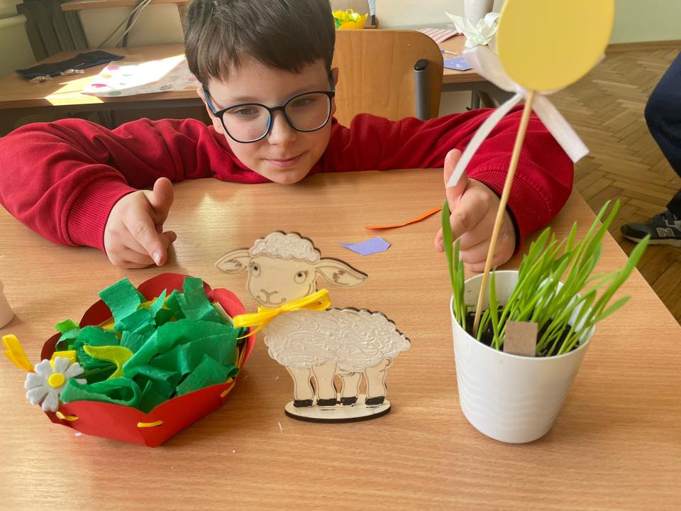 Przygotowania ozdób do Świąt Wielkanocnych w klasach 3a i 3 b KSP