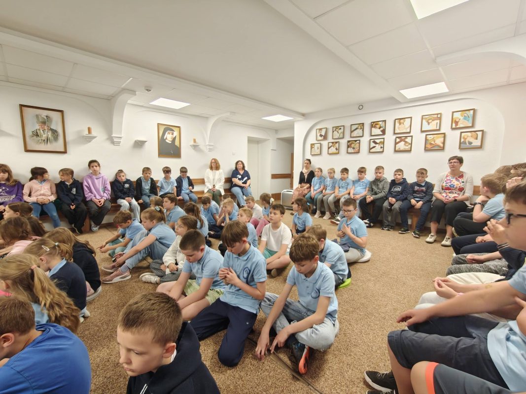 Msza Święta w kaplicy szkolnej kl.1-3 KSP